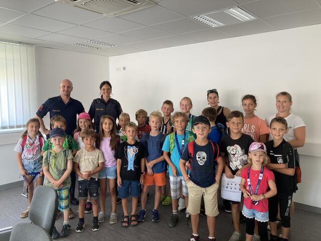 Patrick Pistotnik und Denise Sturm erklärten den Kindern den Polizei-Beruf, zeigten ihnen Dienststelle und Fahrzeuge und beantworteten alle Fragen. | Foto: Polizei Völkermarkt