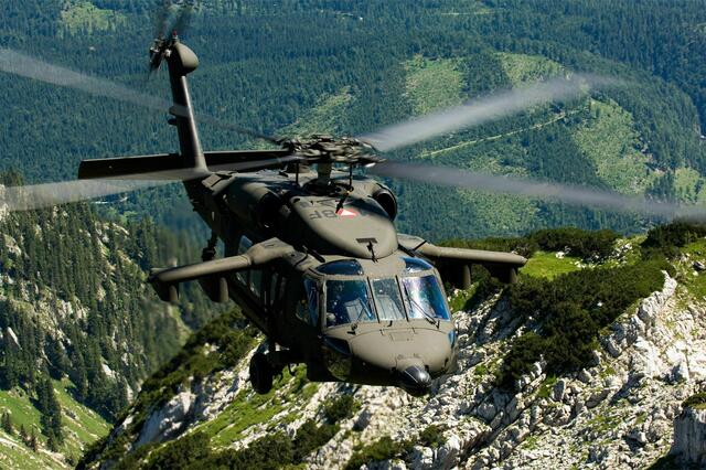 Bis 2032 sollen 16,6 Milliarden Euro in die Landesverteidigung investiert werden. Verteidigungsministerin Klaudia Tanner (ÖVP) kündigte nun an, dass damit etwa eine weitere Staffel der S-70 "Black Hawk" für das Bundesheer beschaffen werden soll. | Foto: Bundesheer/Gorup