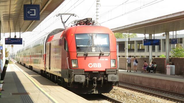 19.08.2023 der Regionalexpress aus Wien erreicht den Bahnhof in Baden