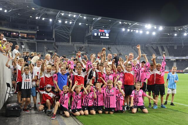 Strahlende Augen: Die Nachwuchskicker der Altenberger hatten beim LASK-Spiel gegen Mostar die Chance, die Spieler aufs Feld zu begleiten. | Foto: Reischl