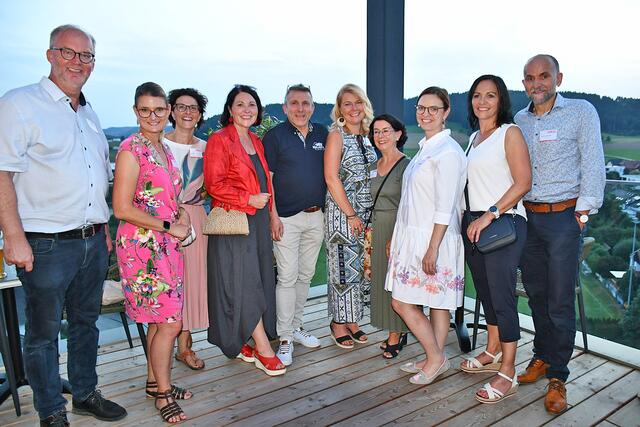 Von links: Christian Naderer, Karin Kolm, Eva Eder, Elvira Fleischanderl, Dietmar Hehenberger, Daniela Elmecker, Andrea Chalupar, Marie Christine Lumper, Verena Tutschek und Dietmar Wolfsegger. | Foto: WKO/Pramhofer