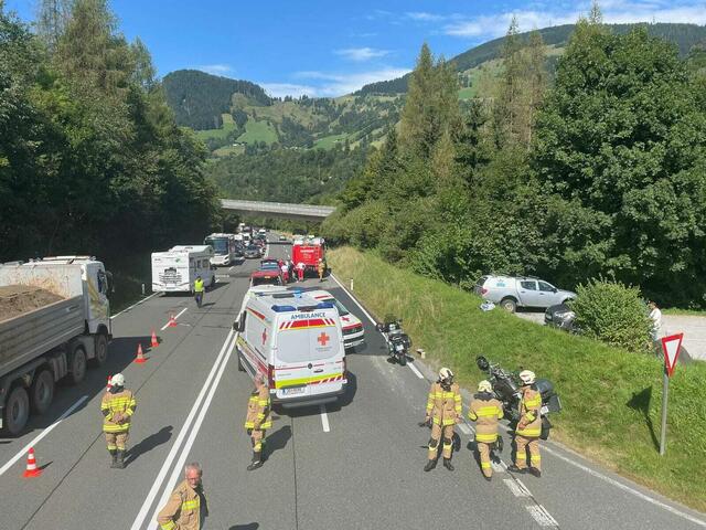 Der Motorradlenker stürzte beim Zusammenprall mit dem Lastkraftwagen. | Foto: FF Lend