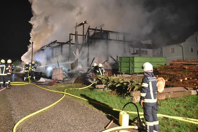 Im Ortszentrum von Esternberg geriet in der Nacht ein Stadl in Brand. Er brannte vollständig ab - die Feuerwehrleute konnten das angrenzende Wohnhaus vor den Flammen schützen.  | Foto: Alois Braid/zema-medien.de