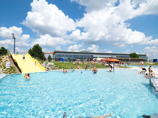 Der Freibereich des Familienbades "Aqua Nova" erfreut sich seit seiner Eröffnung im Jahr 2020 großer Beliebtheit. | Foto: Stadt Wiener Neustadt/Weller
