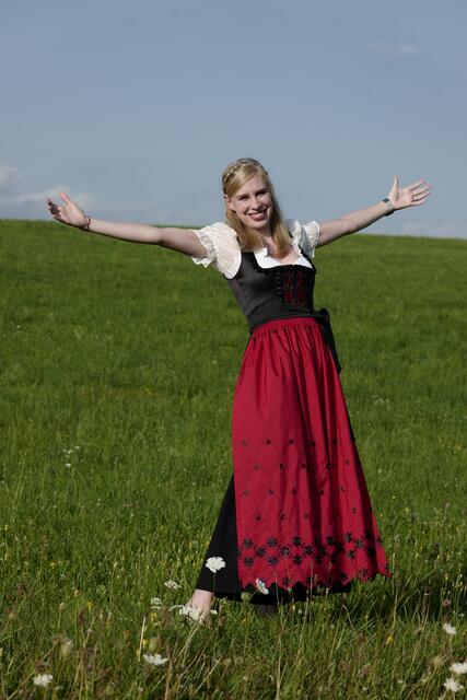 Marlene Schweighofer in fescher Tracht. | Foto: Santrucek