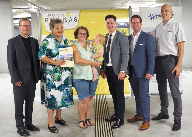Pfarrer Robert Wajda, Bgm. Beate Jilch, Bewohnerin Kristin Jaksch mit Wanda, AbgzNÖLT Bernhard Heinreichsberger, Gedesag VD Peter Forthuber, Vizebgm. Franz Buchberger. | Foto:  GEDESA