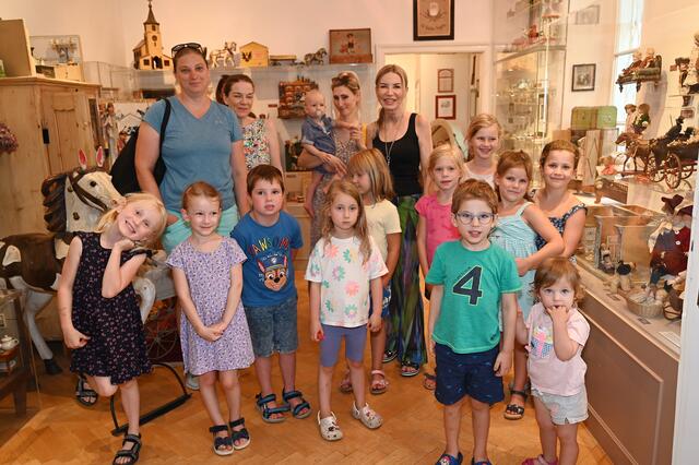 Im Bild: die Kinder mit Barbara Lorenz und einigen Eltern | Foto: 2023psb/sap