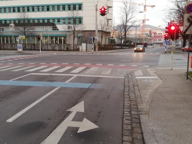 Die Kreuzung Krankenhausstraße/Khevenhüllerstraße ist laut Radlobby prädestiniert für Rechtssabbiegen bei Rot. | Foto: Radlobby OÖ