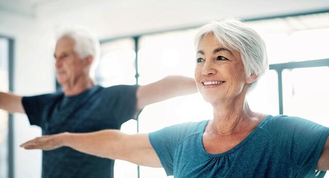 Im Rahmen des Vital-Passes können die Leobener Seniorinnen und Senioren künftig auch an einem Yoga-Kurs teilnehmen. | Foto: Shutterstock
