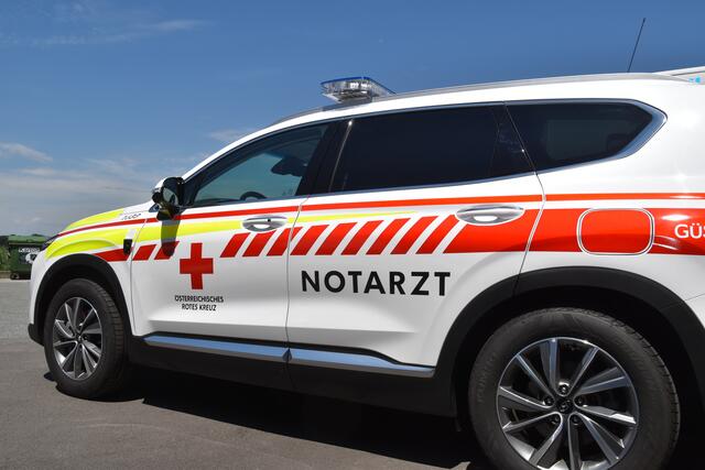 Aufgrund der offensichtlich schweren Verletzungen einer 59-Jährigen nach dem Sturz über die Treppe  wurde vom Notarzt umgehend ein Rettungshubschrauber angefordert. | Foto: Rotes Kreuz