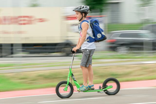 Schulweg mit Roller | Foto: ÖAMTC_APA-Fotoservice_Martin Hörmandinger
