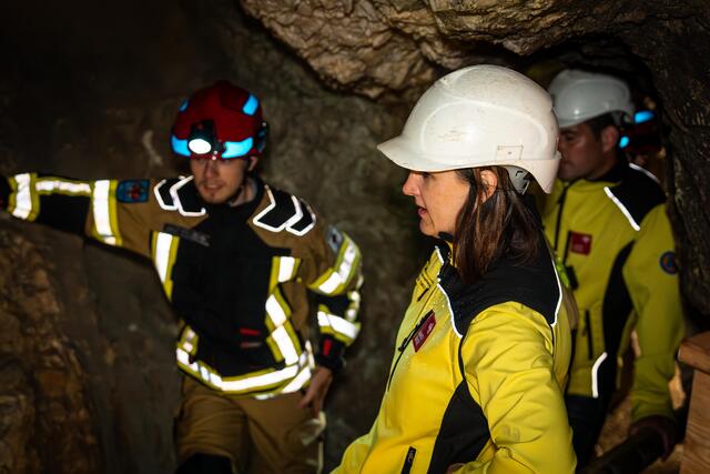 Auch Sicherheitslandesrätin Astrid Mair nahm an der Übung teil und machte sich ein Bild von der herausfordernden Einsatzarbeit der Grubenwehr.