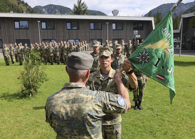 Mit der Übergabe des Kompaniewimpels wird die Verantwortung für die Kompanie symbolisch übergeben. | Foto: Bundesheer/Wolfgang Riedlsperger