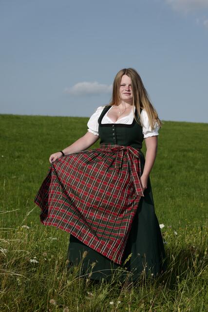 Katrin Ötsch mit Dirndl. | Foto: Santrucek