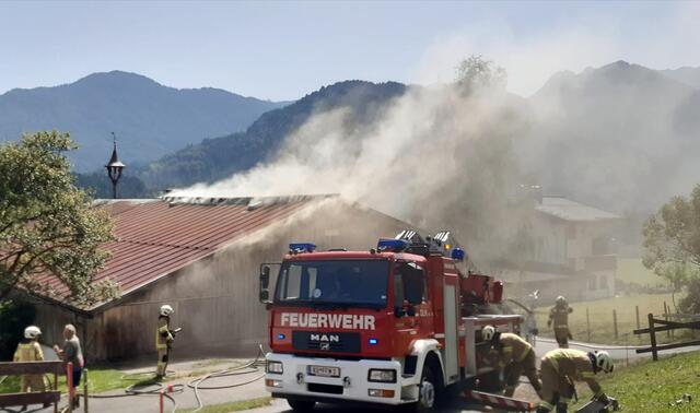 Die Feuerwehren Kössen, Bichlach, Schwendt, Walchsee, St. Johann und Buchberg standen mit 135 Mitgliedern im Einsatz. | Foto: ZOOM.TIROL