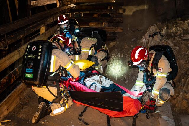 Die Mitglieder der Grubenwehr mussten die verunglückte Person versorgen und für den Abtransport in eine Spezialtrage heben.