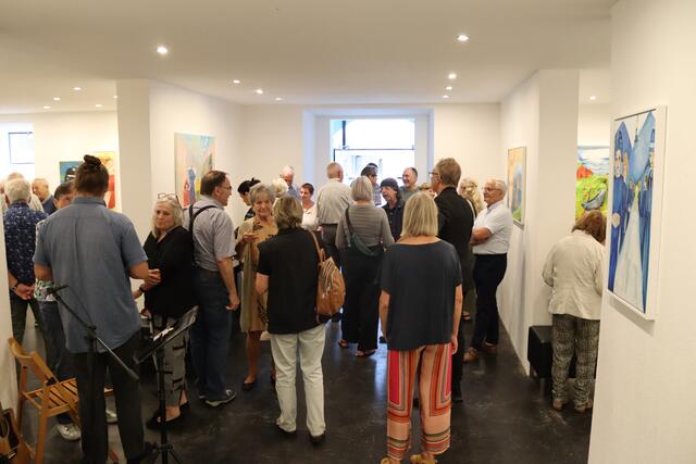 Die Vernissage von Christine Scherl im Kunstraum war bestens besucht.  | Foto: Elisabeth Zangerl 