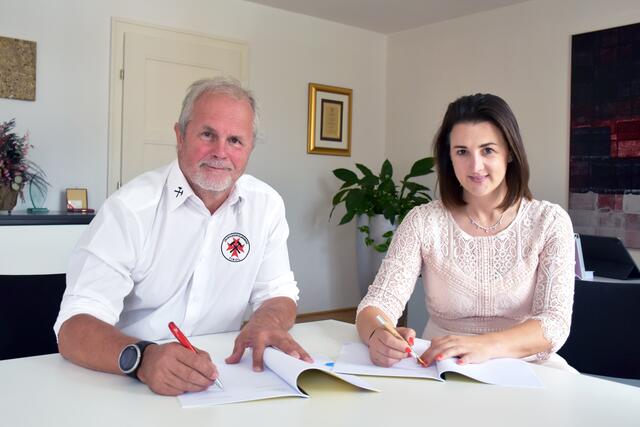 Sicherheitslandesrätin Astrid Mair und der Landesleiter der Grubenwehr, Armin Höfer, bei der Unterzeichnung des Fördervertrages für die Grubenwehr.