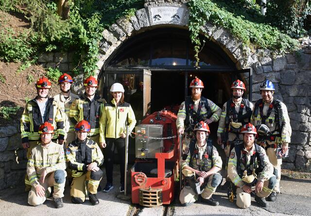 Sicherheitslandesrätin Astrid Mair (hintere Reihe, 4. v. li.) und die Mitglieder der Grubenwehr Tirol vor dem Stolleneingang zum Silberbergwerk Schwaz.