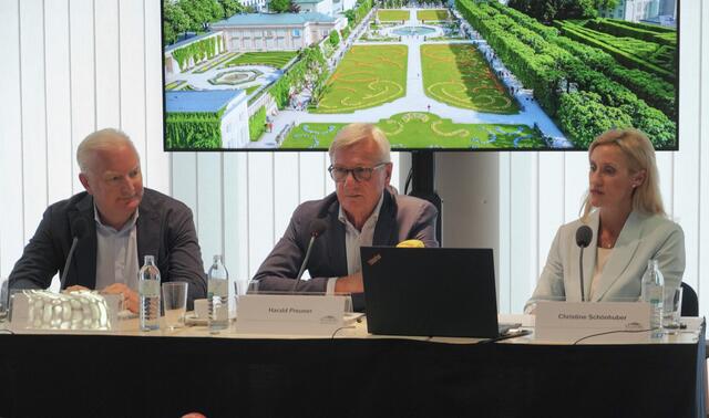 Bei der Pressekonferenz (v.l.): ÖVP-Stadtparteichef Florian Kreibich, Bürgermeister Harald Preuner (ÖVP)  und Christine Schönhuber Geschäftsführerin der Tourismus Salzburg Gmbh (TSG). | Foto: Petra Huber