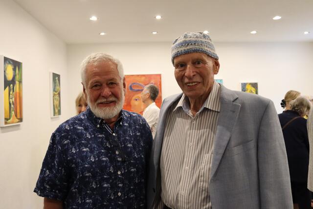 Wendelin Scherl, der Ehemann der ausstellenden Künstlerin mit Oswald Perktold vom Verein Kunstraum Pettneu.  | Foto: Elisabeth Zangerl 