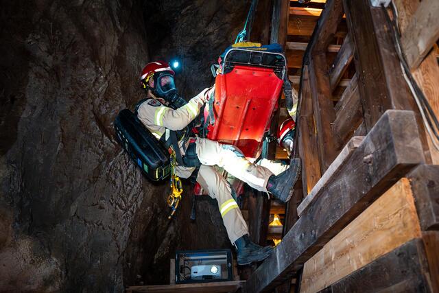 In den engen Stollen musste die verunglückte Person teilweise auch abgeseilt werden.