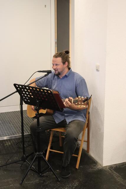 Umrahmte die Vernissage musikalisch: Raphael Schwarzacher, der Enkel der ausstellenden Künstlerin.  | Foto: Elisabeth Zangerl 