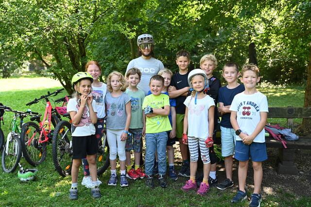  Guide Christian mit den jungen Bikerinnen und Bikern | Foto: 2023psb/sap
