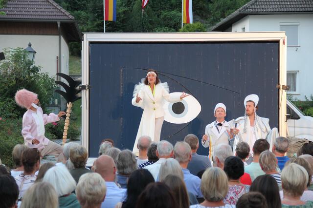 Die Akteure des Theaterwagens Porcia begeisterten die vielen Zuseher in Straßburg | Foto: Peter Pugganig