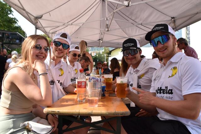 Das Pläschberger Racing-Team aus Volders gönnte sich nach dem Rennen eine kühles Hopfengetränk. | Foto: Kendlbacher
