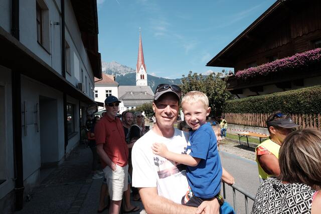 Regionalmedien Tirol-Geschäftsführer Thomas Zerlauth und Sohn Ben waren von den bunten Seifenkisten und Boobycars begeistert. | Foto: Kendlbacher