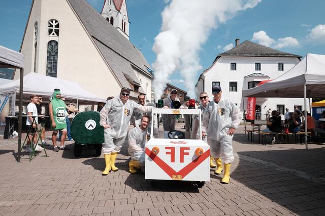 Die FF Volders präsentiert stolz ihre Seifenkiste. | Foto: Kendlbacher