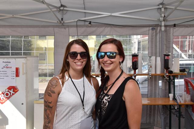 Rebecca und Nadine von den Jungbauern Volders versorgten die Besucherinnen und Besucher mit kühlen Getränken. | Foto: Kendlbacher