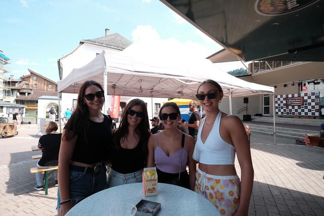 Fans vom Teilnehmer Stammtisch N1: Jana, Paula, Isabell und Elisa | Foto: Kendlbacher