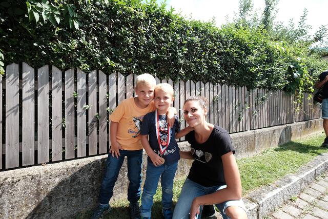 Beeindruckt von den Seifenkisten: Fabio, Carlos und Angelina  | Foto: Kendlbacher