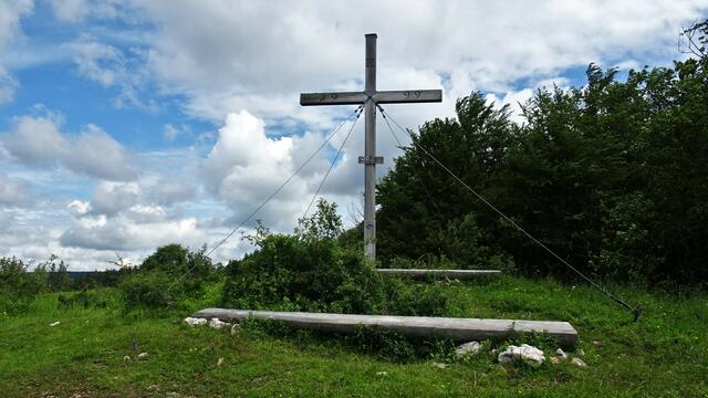 Beim Gipfelkreuz befindet sich ein schöner Aussichtspunkt mit Panoramablick und Rastbank. ... | Foto: © Silvia Plischek
