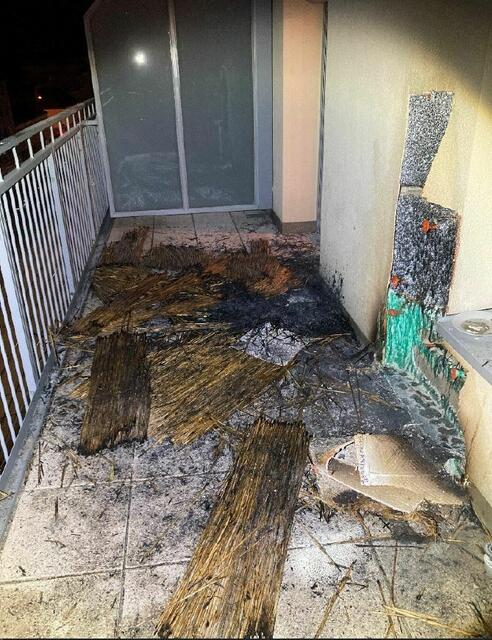 Die Flammen am Balkon konnten von den Polizisten rechtzeitig gelöscht werden. Die Wohnung blieb Schadenfrei.  | Foto: LPD
