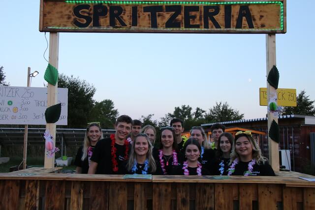 Bei der Spitzer Bar, Leonie, Julian, Alex, Franziska, Sandra, Viktoria, Marcel, Leonie und Vanessa.