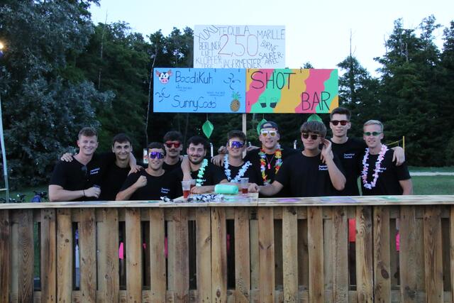 Von l. nach r. Marco, Fabian ,Manuel, Jonas, Nico, Patrik, Elias, Lukas und Michael bei der Shot Bar.
