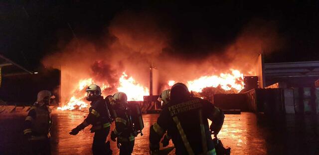 Kameraden der Frewilligen Feuerwehren kämpfen heute gegen die Flammen. | Foto: BFKDO Amstetten