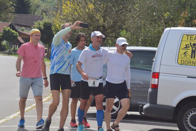Die letzten Meter: Sieger Helmut Treitler (2. von rechts) mit seinem Betreuerteam beim Zieleinlauf in Kalch.  | Foto: Elisabeth Kloiber