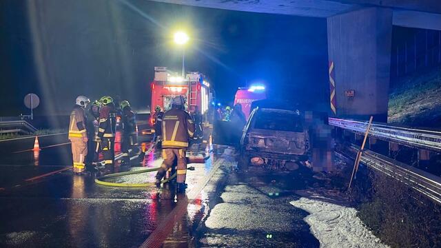 Dieser BMW mit Münchner Kennzeichen brannte komplett aus.