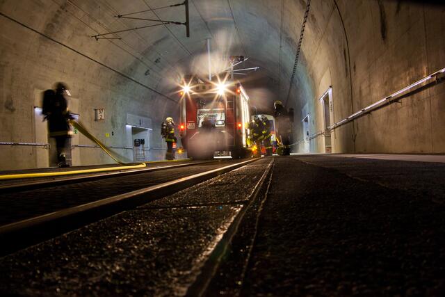 Übungen für den Ernstfall vor Inbetriebnahme der Koralmbahn: Verschiedene Einsatzszenarien in den Tunnel werden beübt, dabei machen sich die Einsatzkräfte intensiv mit den neuen Bauwerken, Sicherheitseinrichtungen, Gerätschaften und Fahrzeugen vertraut. | Foto: ÖBB/Matthias Fischer