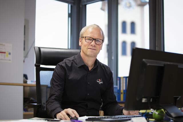 Thomas Huber, Direktor der Stadtwerke Imst, hat gemeinsam mit seinem Team in zahlreichen persönlichen Gesprächen über den neuen Stromtarif informiert.  | Foto: Stadtwerke Imst