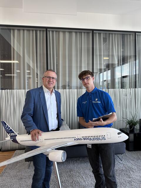 FACC-CEO Robert Machtlinger mit LehrlingsRedakteur Ionel, der eine Lehrausbildung zum Prozesstechniker absolviert. | Foto: FACC