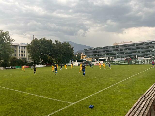 Auf der Fenner musste sich die Generali Union Innsbruck dem FC Koch Türen Natters (gelbe Dressen) mit 2:0 geschlagen geben. | Foto: BezirksBlätter