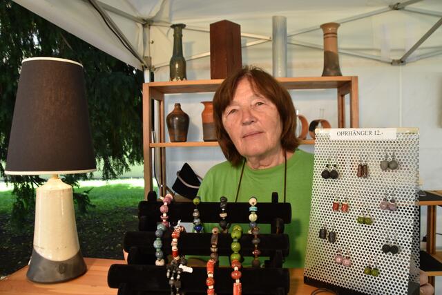 Ausstellerin Christine Scherbaum aus Wien hatte lässigen Schmuck und Vasen im Angebot. | Foto: Kendlbacher