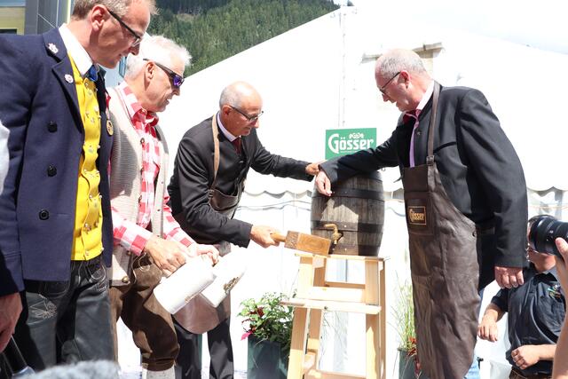 LH Anton Mattler und Bgm. Werner Kurz stellten sich beim Bieranstich geschickt an. | Foto: Elisabeth Neuner
