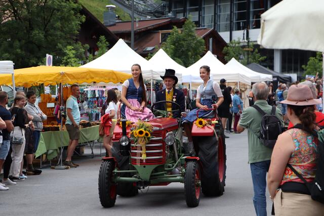 Zahlreiche Oldtimertraktoren zogen mit den Musikkapellen festlich ein. | Foto: Elisabeth Neuner