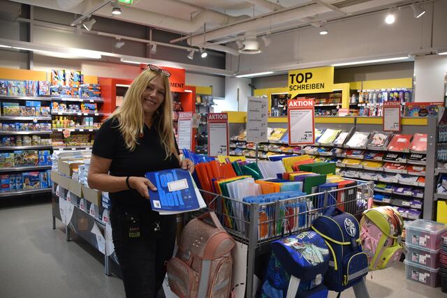 Hilfe beim Start in das neue Schuljahr: Monika Widhalm aus Scheibbs bietet in der Libro-Filiale in Wieselburg ein eigenes Schullisten-Service an. | Foto: Roland Mayr